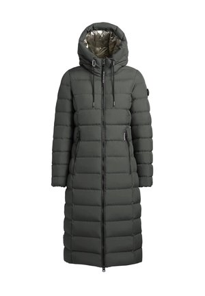 Piumino lungo di colore verde scuro, con chiusura a zip, cappuccio regolabile e tasche laterali. Presenta un design trapuntato e una texture liscia.