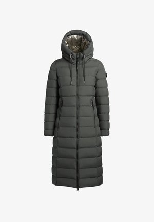 Piumino lungo di colore verde scuro, con chiusura a zip, cappuccio regolabile e tasche laterali. Presenta un design trapuntato e una texture liscia.