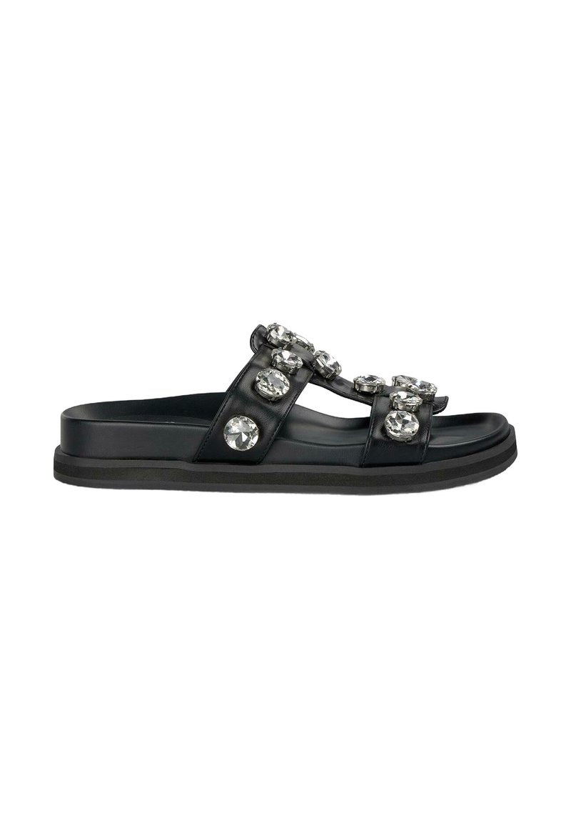 Sandalo nero con due ampie cinghie decorate con grandi strass trasparenti, materiale in pelle morbida e suola piatta in gomma.
