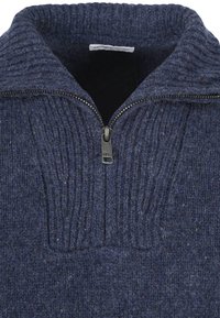 Dunkelblaues, gestricktes Wollpullover mit einem gerippten hohen Kragen und einem halben Metallreißverschluss in der Mitte vorne.