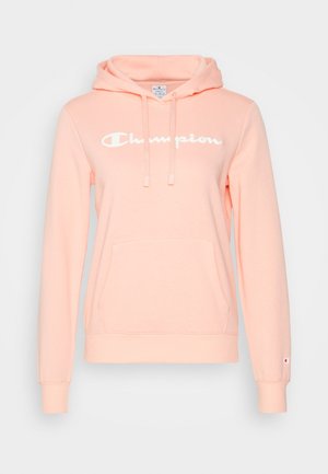 Hellrosa Champion Hoodie mit Fronttasche, verstellbarer Kordelkapuze und weißem Champion-Logo auf der Brust sowie kleinem Logo am Ärmel.