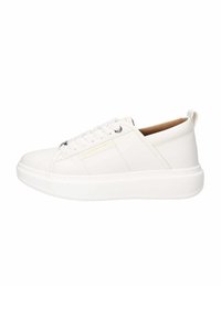 Baskets en cuir blanc avec un bout rond, un laçage à l'avant, des œillets métalliques et une semelle en caoutchouc texturé. Présente un discret logo sur le côté.