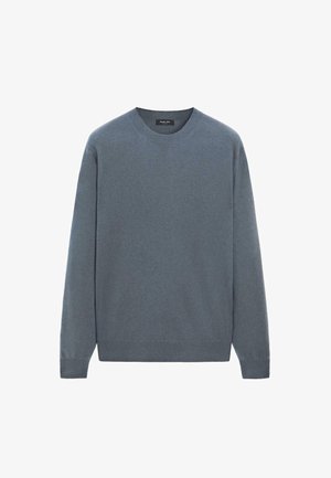 Lyseblå sweater lavet af blødt stof. Klassisk crew neck-design med lange ærmer og ribbede manchetter og kant. Ingen synlige mønstre eller accenter.