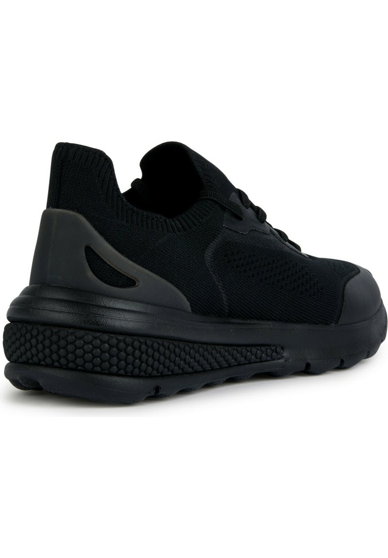 Chaussure de sport noire avec un dessus en tricot, des accents texturés, un col rembourré et une semelle en caoutchouc avec un design arrondi, semblable à des galets.