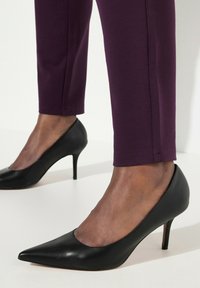 Ulla Popken GROSSE GRÖSSEN BIS RUNDUM-GUMMIBUND STRETCH - Legíny - kalhoty  - dark grape