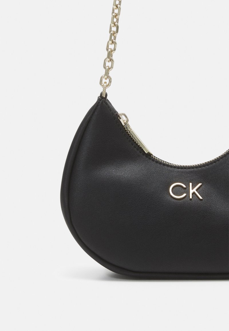 Damen Taschen | Calvin Klein LOCK SHOULDER BAG Handtasche black/schwarz - ZV53162 Damen Taschen | Calvin Klein LOCK SHOULDER BAG Handtasche black/schwarz - ZV53162