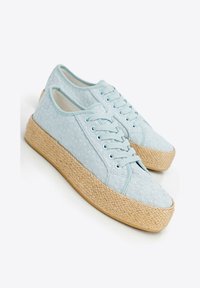 Sneakers in tela azzurro chiaro con texture floreale, punta tonda, lacci bianchi e suola piattaformata in corda di juta.