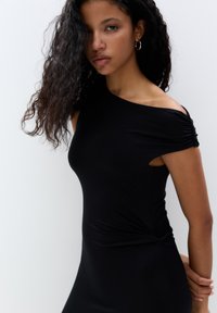 Schwarz schulterfreies Kleid mit gerafften Details an den Ärmeln und an der Seite, aus glattem Stoff mit einer figurbetonten Silhouette.