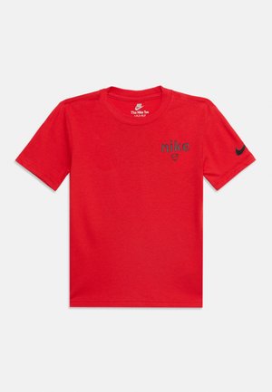 T-shirt rouge à manches courtes Nike avec texte et logo noirs "nike" sur la poitrine gauche et symbole Nike noir sur la manche droite.