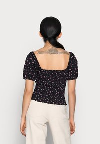 ONLY Petite T-shirt med print - black