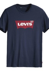 Námořnická modrá bavlněná tričko s velkým červeným logem Levi's v klasickém batwing designu, s kulatým výstřihem a krátkým rukávem.