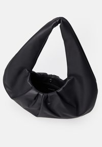 Sac à main en cuir noir doux avec une large poignée torsadée et des détails froncés autour de l'ouverture, présenté sur un fond blanc.