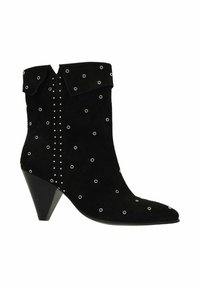 Bottines en daim noir avec un bout pointu et un talon conique. Dotées d'œillets argentés et d'accents cloutés sur le devant et le col.