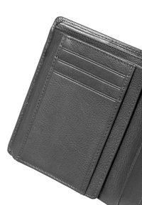 Intérieur d'un portefeuille en cuir gris avec plusieurs emplacements pour cartes. Surface texturée, forme rectangulaire et détails de couture visibles le long des bords.