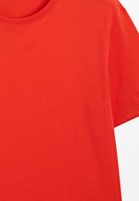 T-shirt rosso a maniche corte realizzato in morbido materiale jersey, con collo rotondo e cuciture pulite. Texture liscia senza motivi.