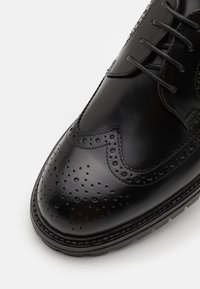 Kurt Geiger London MAYFAIR - Sapatos de atacadores - black