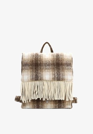 Sac à dos en tissu écossais aux tons marron et beige avec des détails en franges couleur crème et une poignée supérieure, arborant le logo SF à l'avant.