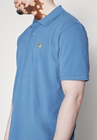 Carhartt WIP CHASE - Polotričko - sorrent/gold