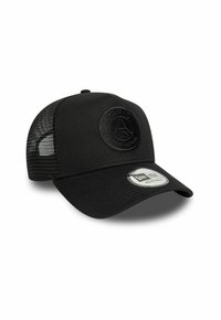 Cappellino nero con una corona arrotondata e un visiera curvata. Presenta una parte posteriore in rete testurizzata e il logo in rilievo del Paris Saint-Germain sulla parte anteriore.