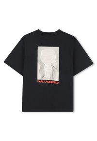 Juodas marškinėliai, su balta grafine iliustracija, vaizduojančia figūrą akinių rėmuose. Apačioje oranžine spalva spausdintas tekstas "Karl Lagerfeld".