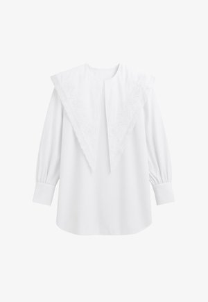Valkoinen pitkähihainen blouse leveällä huivikauluksella, jossa on kukka-arkkitehtuuri ja aaltoilevat reunat, nappisaumat ja keskellä etupuolella laskos.