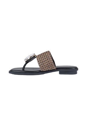 Zwarte platte sandaal met een gestructureerde beige en zwarte brede band en een ronde zilveren gesp op de voorste teenriem.