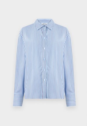 Gaišas zila un balta vertikāli svītrainā krekla ar pogām. Iespējas: apkakles izgriezums un garas piedurknes ar pogām. Gluda tekstūra.