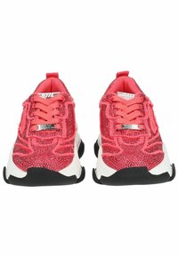 Rosa gestrickte Sneakers mit weißer und schwarzer Sohle, featuring ein strukturiertes Design und passende Schnürsenkel. Logo auf der Zunge und der Seite.