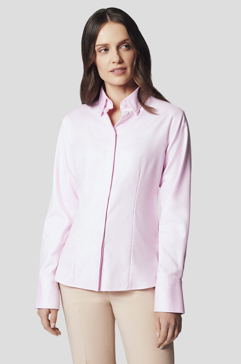Jasnoróżowa koszula z długim rękawem, z ostrym kołnierzykiem, posiadająca guziki z przodu, dopasowany krój oraz gładki materiał bawełniany.