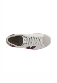 Sneaker bianco con accenti bordeaux. Parte superiore in pelle liscia, punta in camoscio, lacci piatti e etichetta con logo sulla linguetta. Suola in gomma.