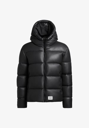 Must mustkatest, kapuutsiga paks jakke, millel on lukk, sile kunstnahast pind ja brändi silt alumises paremas nurgas.