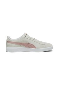 Helle graue Wildleder-Sneaker mit pinken Akzenten, weißer Gummisohle, Schnürdesign und durchbrochenen Details an der Seite für Atmungsaktivität.
