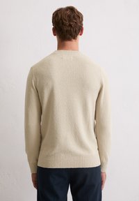 Maglione beige con texture e polsini e orlo a costine, caratterizzato da un design classico a girocollo, mostrato dal retro.