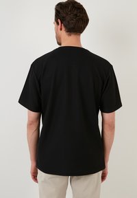 Buratti REGULAR FIT - Paprasti marškinėliai - black