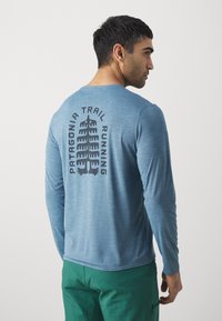 Patagonia COOL DAILY GRAPHIC LANDS - Hosszú ujjú felső - utility blue
