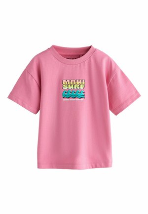 Rosa T-Shirt mit kurzen Ärmeln, bedruckt mit dem Text "Maui Surf" und blauen Wellen-Grafiken, darunter der Spruch "Make Your Waves".