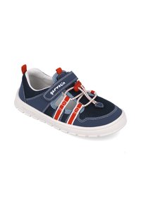 Zapatilla deportiva azul marino con parte superior de malla, franjas rojas y blancas, cordones elásticos y una suela texturizada blanca. Cuenta con una correa de Velcro.