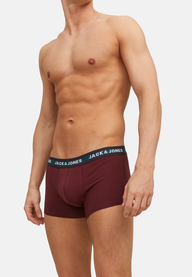 Bordeaux boxer shorts met een donkergroen tailleband met het "JACK & JONES" logo. Zachte textuur en aansluitende vorm, die comfort en ondersteuning benadrukt.