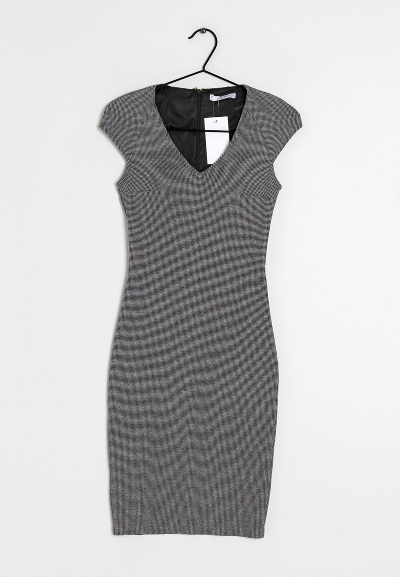 Robe gris ajustée avec des manches courtes, décolleté en V, tissu texturé et doublure noire ; comprend une étiquette et un détail de fermeture éclair à l'arrière.