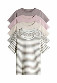 Camisetas de algodón en varios tonos: púrpura claro, rosa, beige y un diseño a rayas. Una de ellas presenta un acento de estampado de leopardo en los hombros.