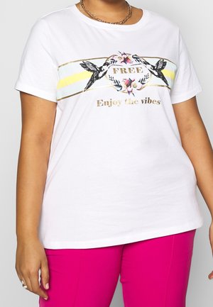 Weißes T-Shirt mit kurzen Ärmeln, das ein grafisches Design mit Vögeln, floralen Akzenten und goldenem Text enthält, der "FREE Enjoy the vibes." sagt.