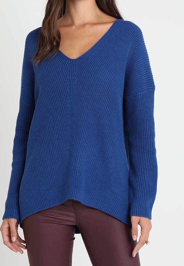 Maglione lavorato a maglia blu con scollo a V, maniche lunghe e orlo leggermente curvato. Tessuto con texture e vestibilità rilassata, accentuato da dettagli a costine.