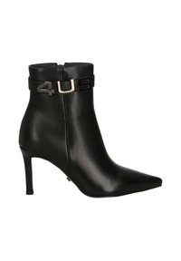 Stivaletto alla caviglia in pelle nera con punta affilata, tacco a spillo e cinturino nero con emblema metallico "4US". Texture liscia e design elegante.