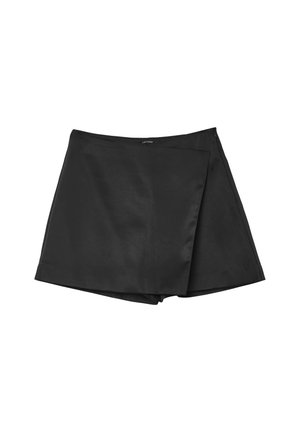 Pantaloni shorts neri con una texture liscia, simile alla seta. Presentano una vita alta e un design avvolgente nella parte anteriore. Inclusa una chiusura con zip nascosta.
