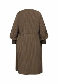 Vestido a rayas marrón y beige con mangas cortas tipo dolman, cintura ajustada y puños texturizados, confeccionado en una tela ligera.