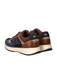 Un paio di sneaker basse con pannelli in suede blu navy, marrone e grigio, pelle testurizzata, suole intermedie crema e suole nere, viste da dietro.