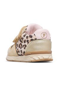 Sneaker per bambini in oro e rosa con stampa leopardata, cinturino in velcro e scamosciato testurizzato. Presenta un colletto imbottito e suola in gomma.