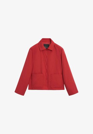 Rote Jacke aus leichtem Stoff, mit einem Kragen, einer vorderen Knopfleiste und zwei quadratischen aufgesetzten Taschen vorne.