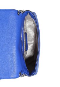 Niebieska skórzana torba na ramię o teksturowanej powierzchni, z srebrnym wnętrzem i kieszenią. Zapięcie na zamek u góry.