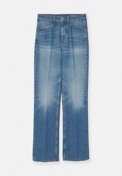 Svijetloplave traperice ravnog kroja, s izblijedjelim opranjem, petljama za remen i dizajnom s pet džepova, uz kontrastne šavove.